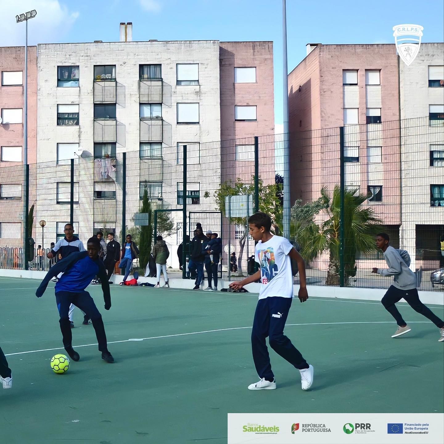 Crianças a jogar futsal num polo das Academias Futsal Bairros